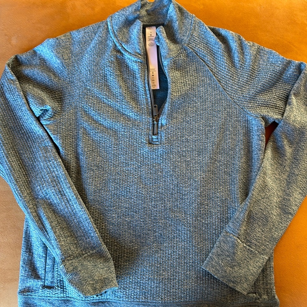 Lululemon 1/4 zip long sleeve pullover size 8 in EUC. Only worn twice.